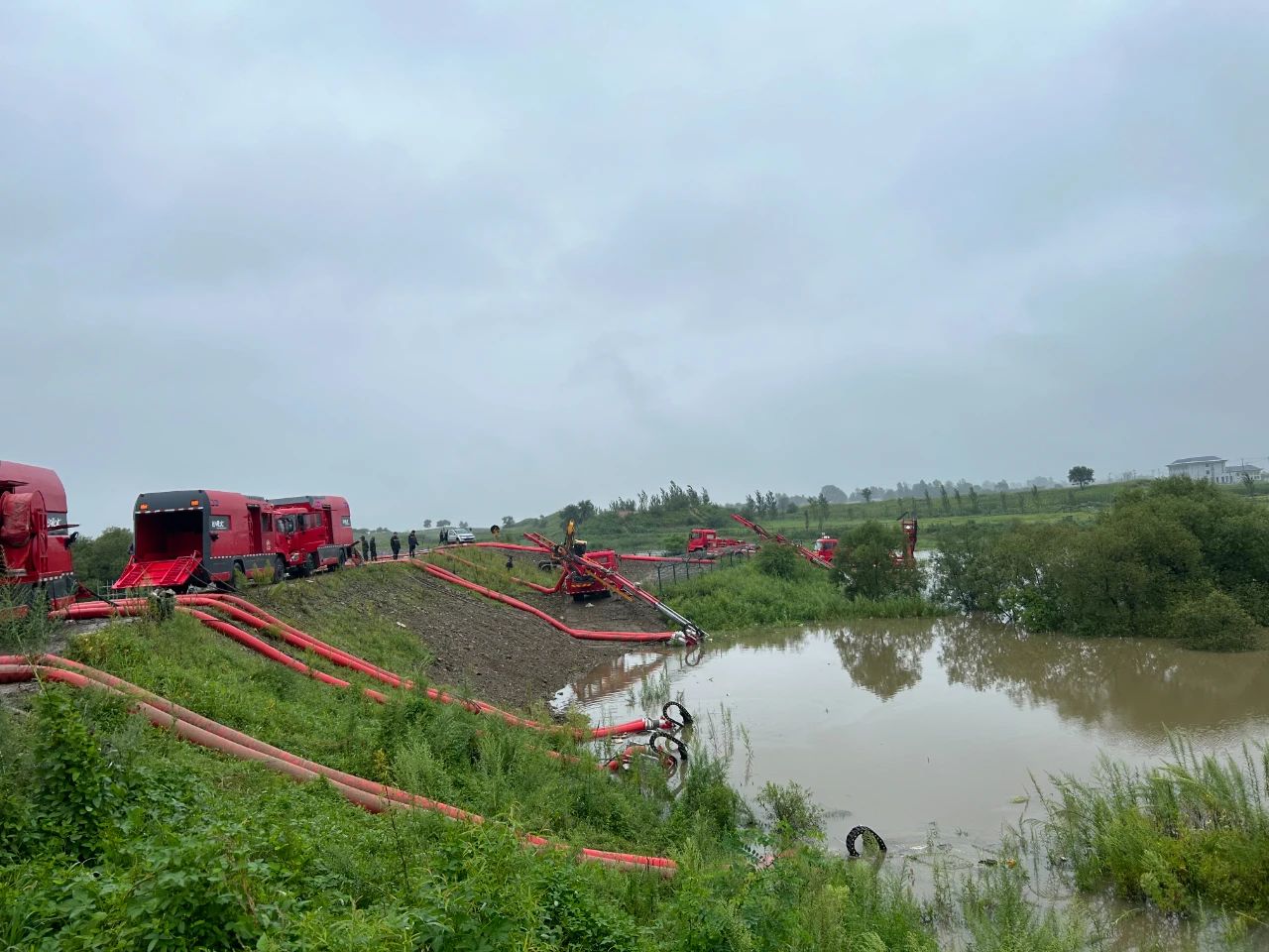 7台“龙吸水”在吉林省榆树市泗河镇开展农田排涝作业